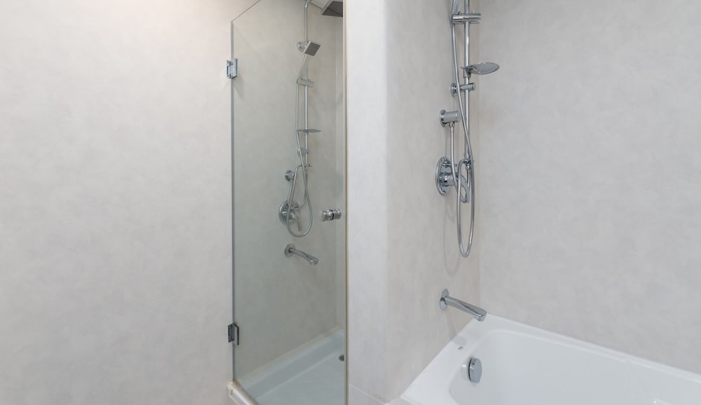 Pristine Difc 2BR w Pool Gym
