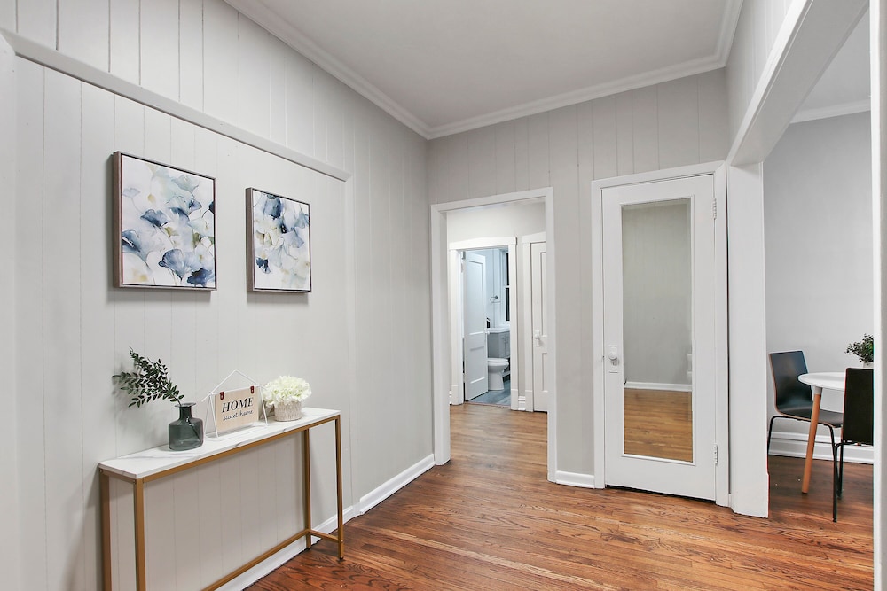 Chic 2BR Apt - Roscoe 1
