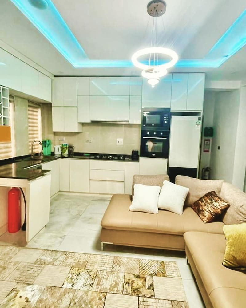 Super Luxurious 1-bed Apartment in Ikate view 2