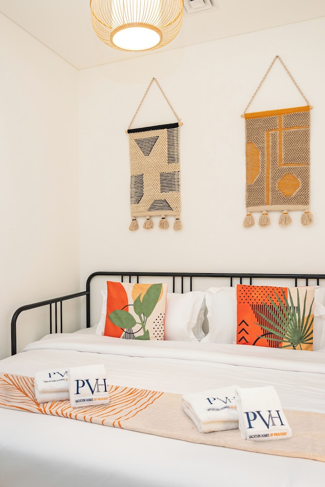 PVH - Stylish 1BR with Study - The Crest