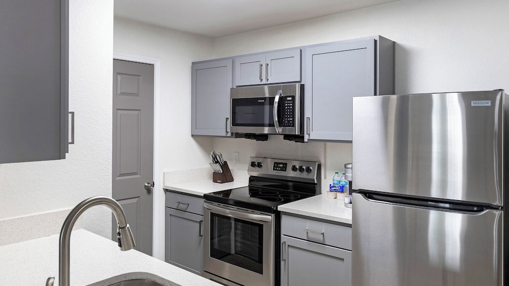 Landing Beautiful 1bd, Courtyard, Clubhouse
