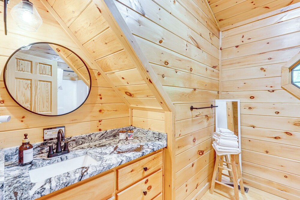 5 Mi to Dtwn Blue Ridge: Spacious Cabin w/ Hot Tub