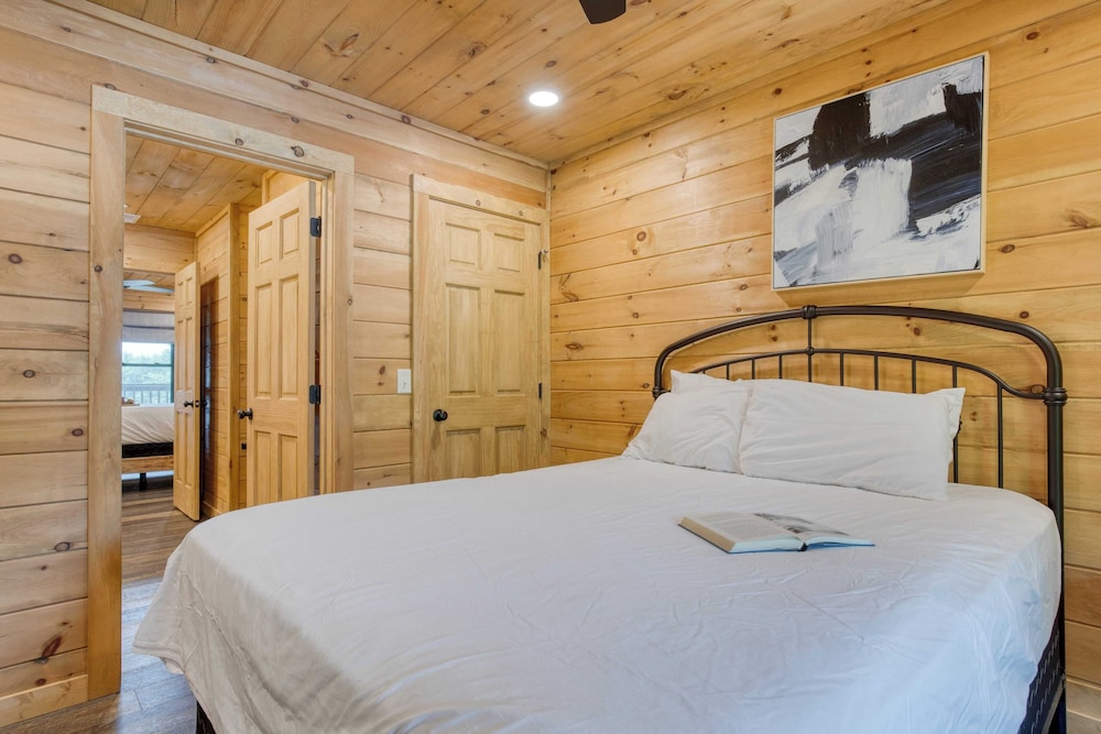 Lions Landing by Avantstay Sleeps 18 Hot Tub Game Room Views Near Pigeon Forge