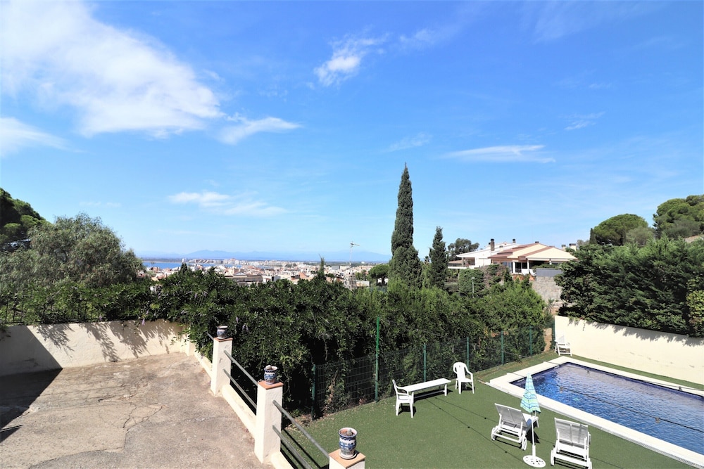 House in Roses With Pool Near La Punta Beach