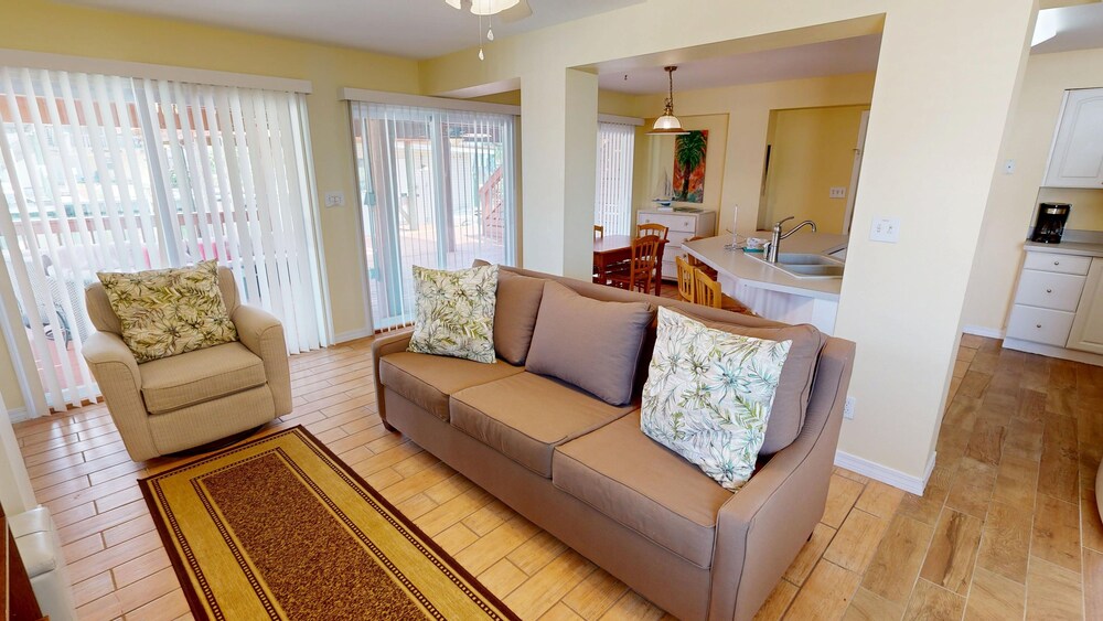 Canal Breeze Cottage 4 Bedroom Home
