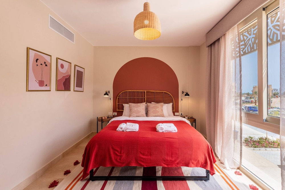 Xuru Stays I Exotic 1bdr w/ Outdoor Terrace Pool & Beach Access