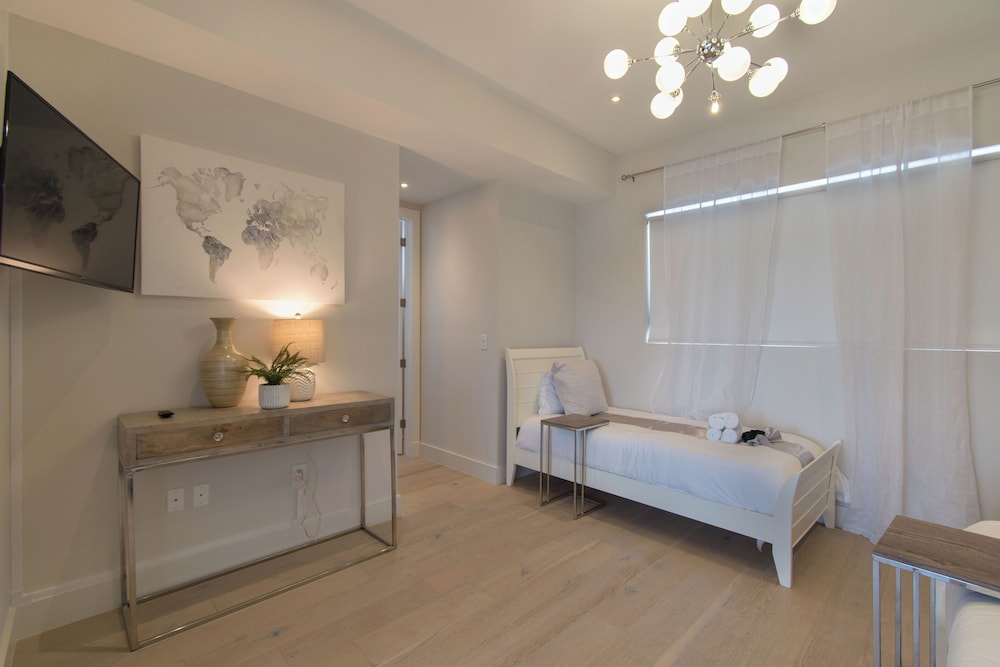 Luxurious Beach Retreat w/ Heated Pool&basketball