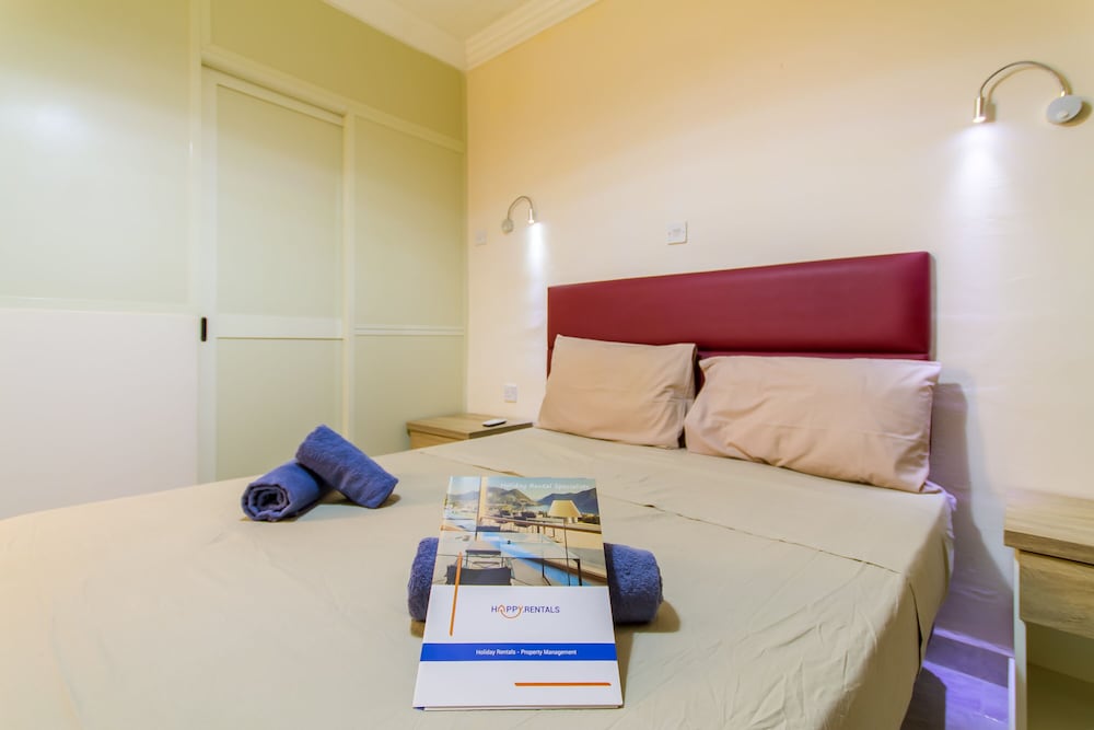 Merill Pool and Sea, charming Apart 1 view 2