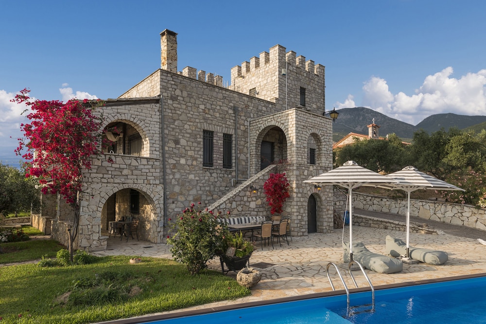 Majestic Chateau - Spectacular Seascapes & Pool