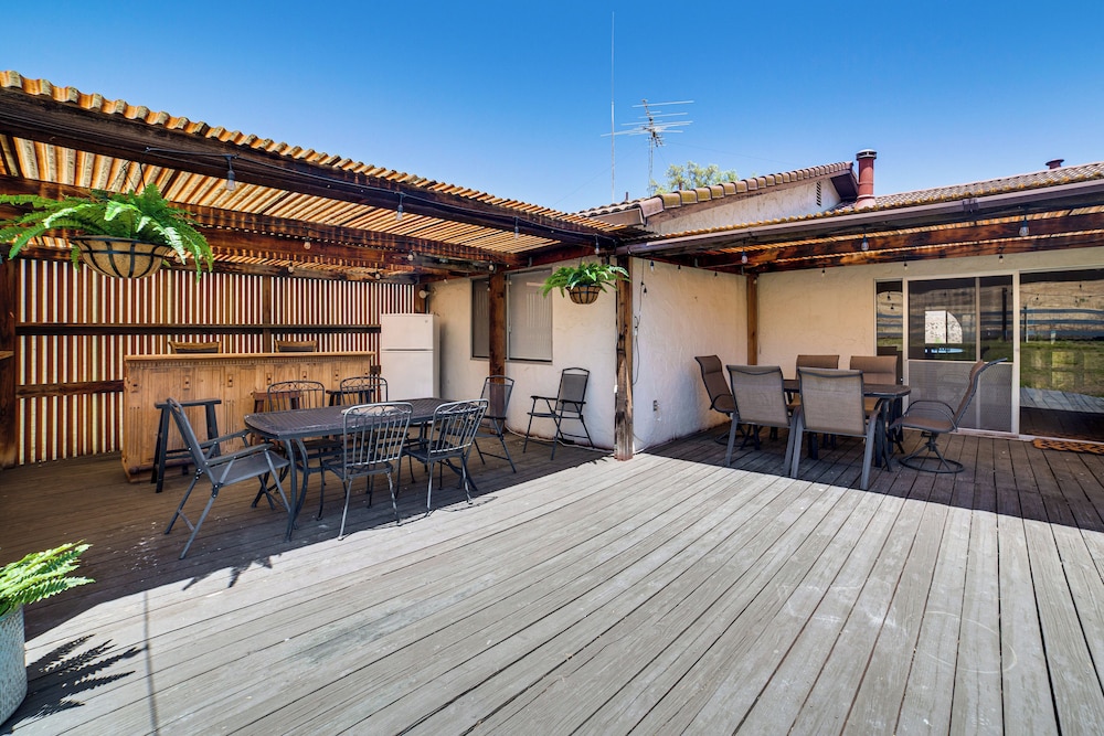 Fenced Yard & Outdoor Bar: Hillside Paicines Home!