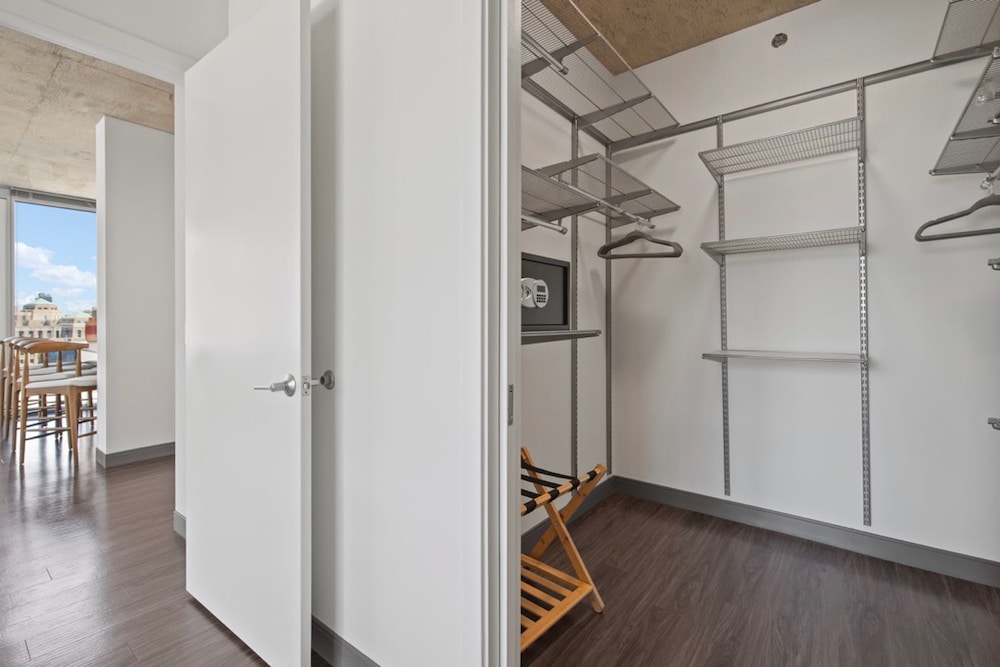 Loop City Views 2BR Apt Near Riverwalk