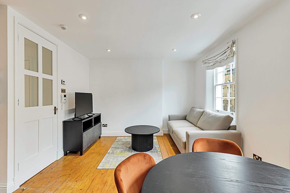 One-bedroom Abode With A Balcony In Central London