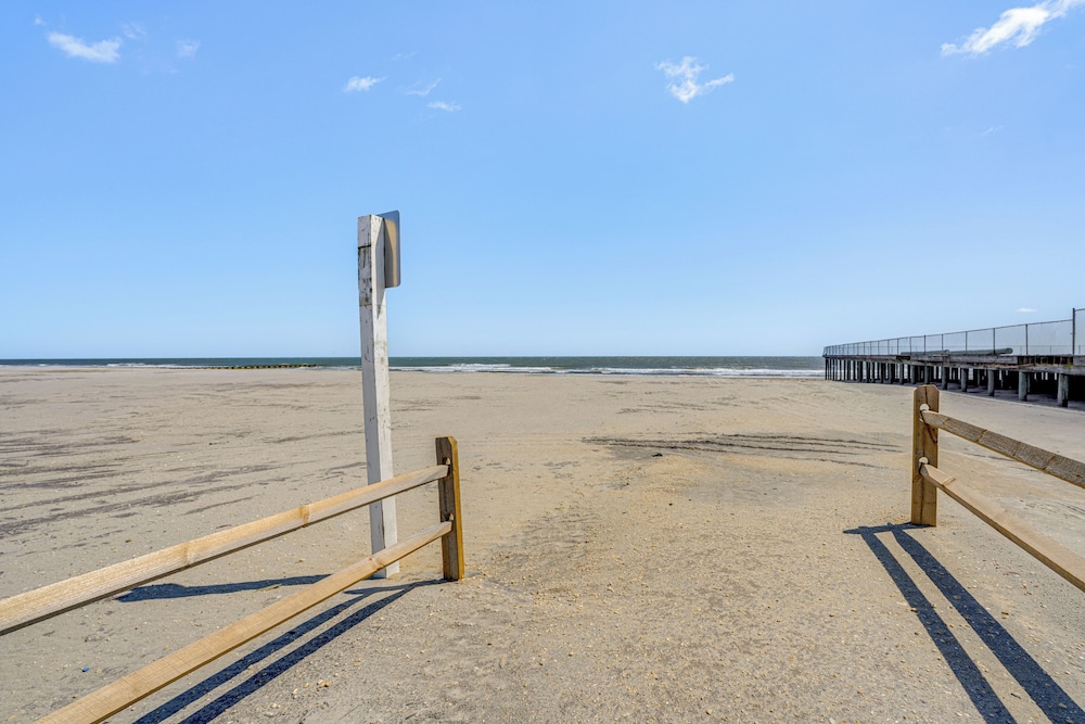 Walk to Beach: North Wildwood Condo w/ Pool Access
