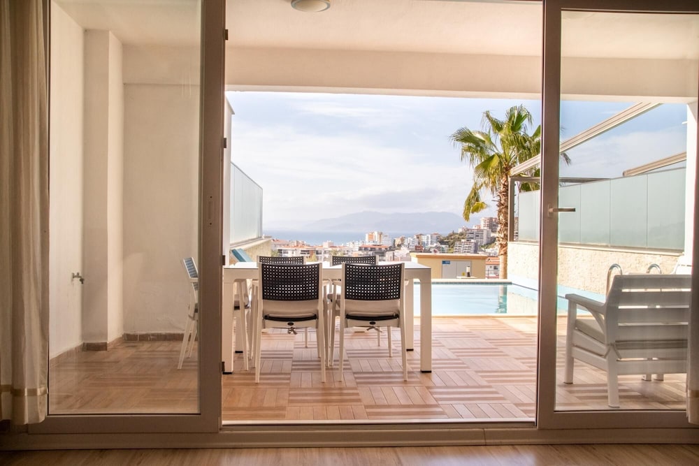 Spacious Perfect Flat With Private Pool view 2