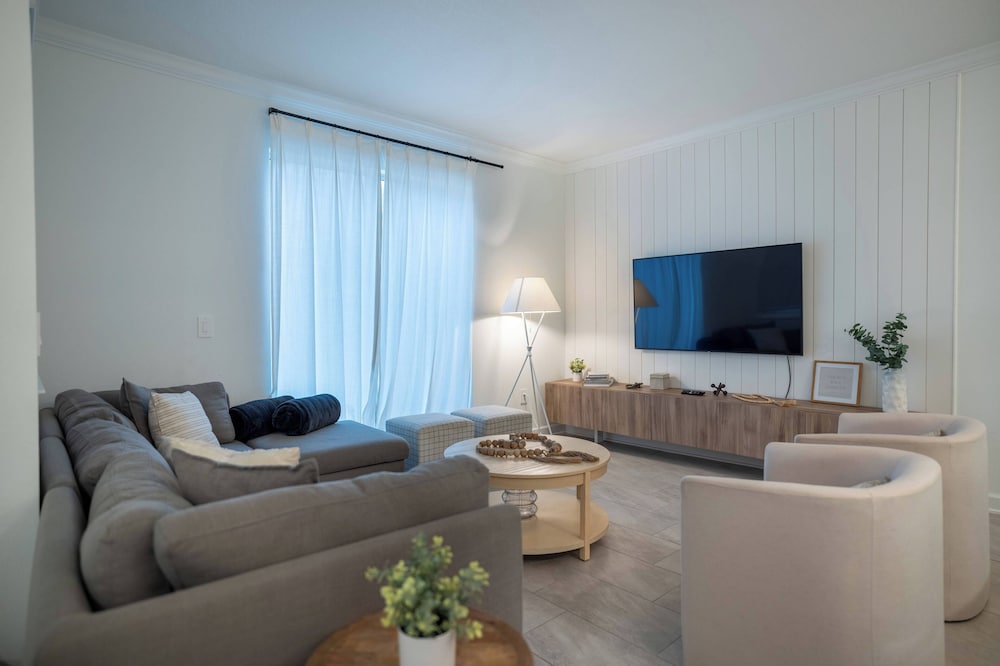 4BR Luxury Home at Champions Gate With Pool