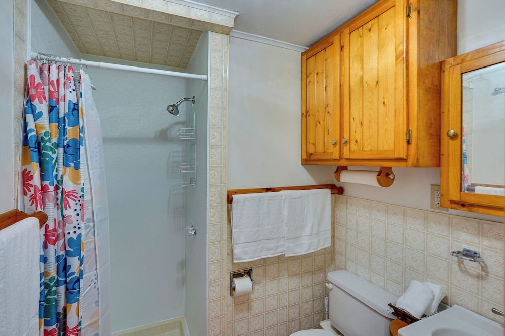 Cozy Becket Cottage Escape w/ Lake Access!