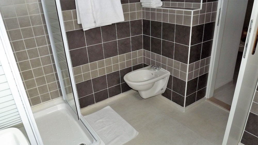 Apartment 5 Double Bed & Bidet Sleeps 2 Guests
