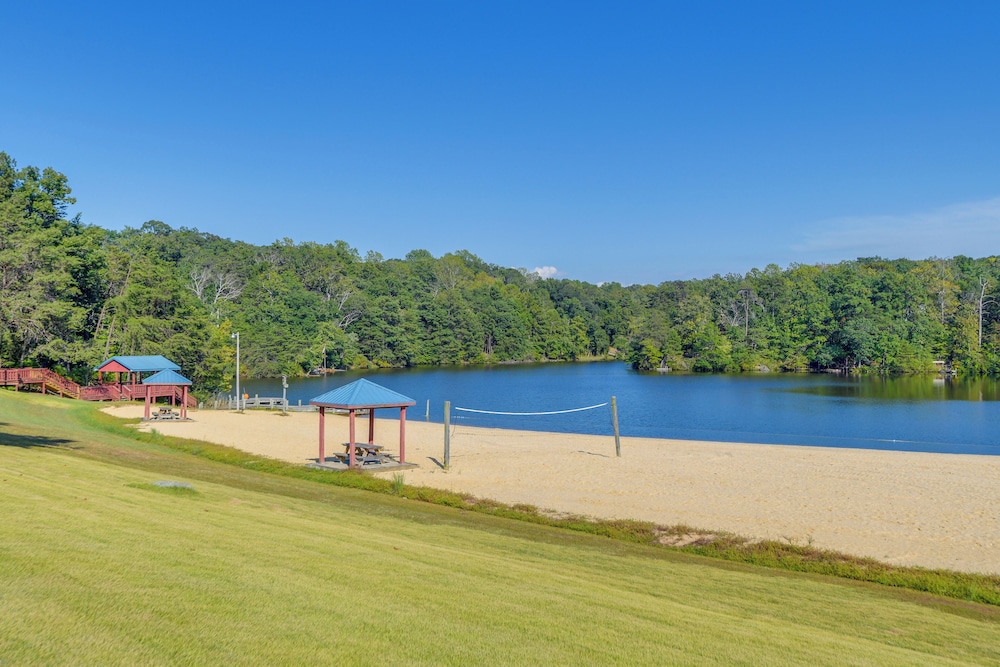 Lakefront Log Cabin Retreat w/ Hot tub + Kayaks!