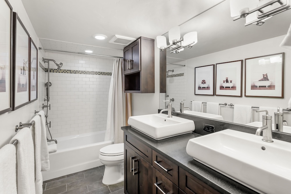 Fifth Avenue Condominiums by Frias