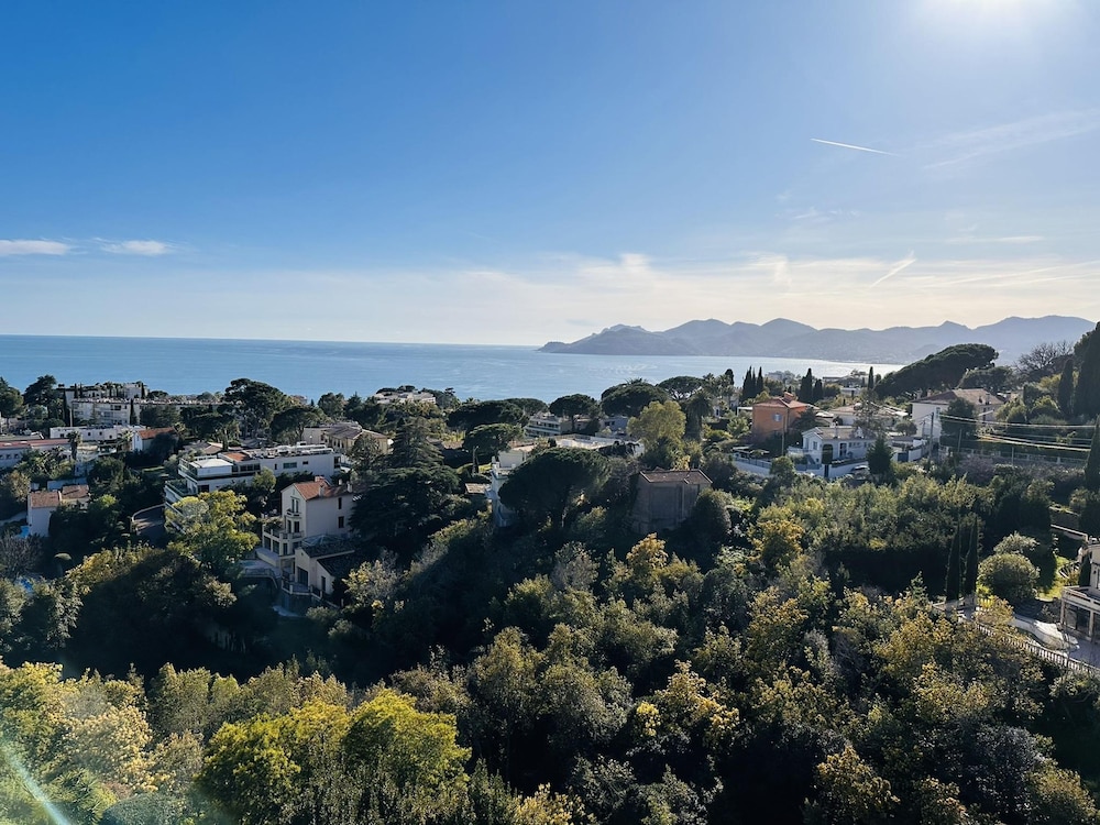Large Light and Modern 2 Bedroomed Apartment in Cannes With Sea Views Pool and Lovely Terrace - 1503