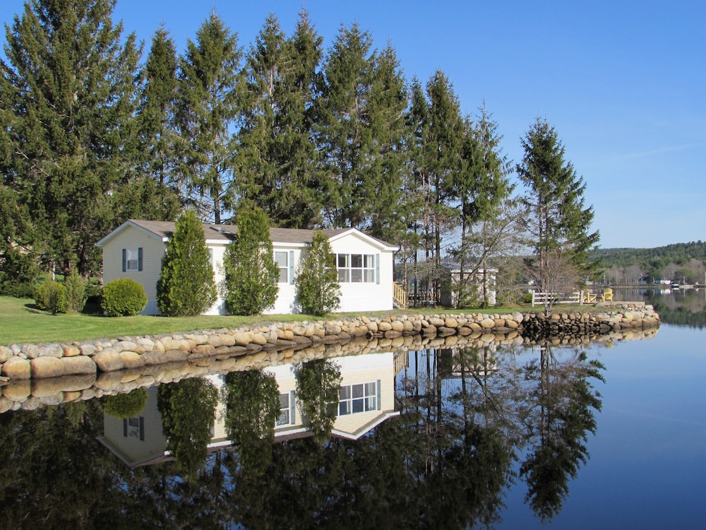 Lighthouse Motel & Cottages