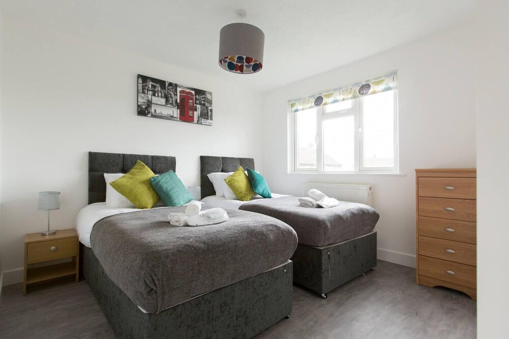 Immaculate 2-bed House in Dartford view 5