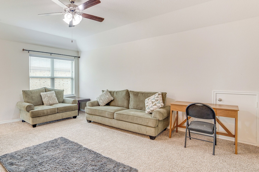 Walk to Lake Ray Hubbard: Spacious Family Home!