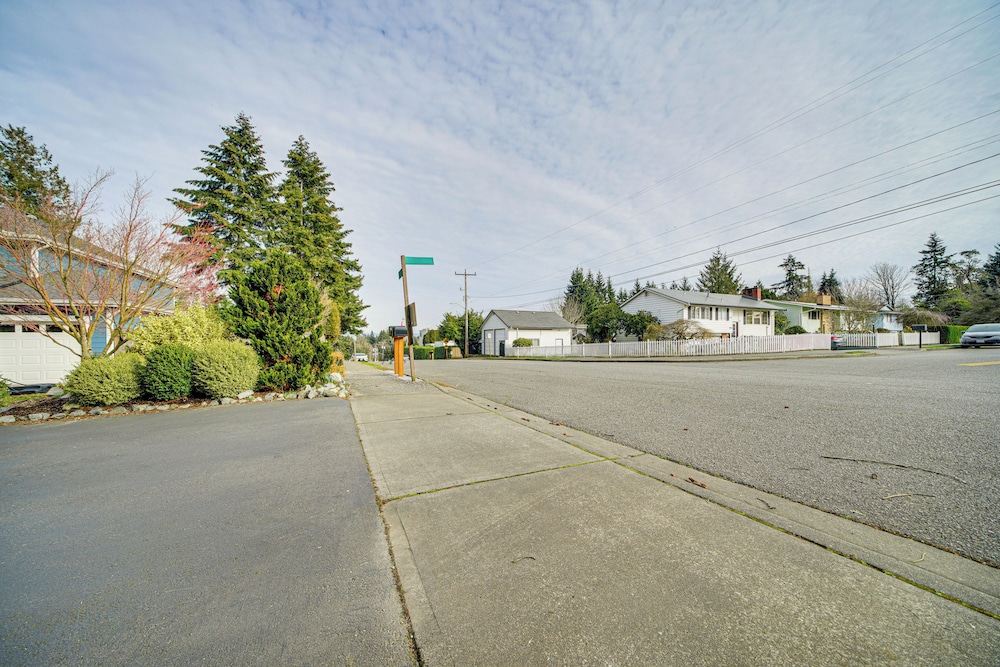 2 Mi to Burien: Peaceful Studio w/ Deck!