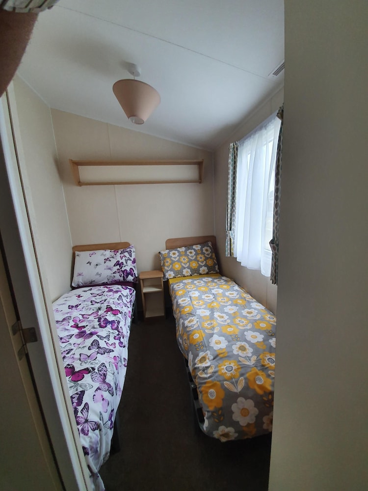 3 Bedroom Caravan, Sleeps 8, at Parkdean Newquay Holiday Park view 4