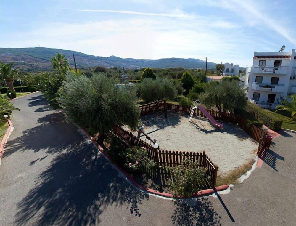 Sandy's Studios Apartments & Log Villas