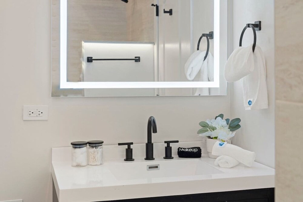 Luxury 2BR Condo in Wicker Park