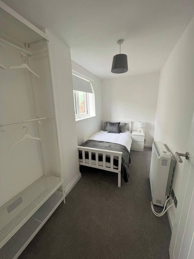 Seaside Retreat - Sleeps 5, Garden & Parking