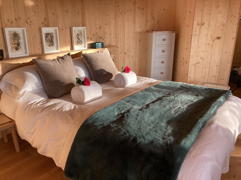Luxury and Peaceful 1-bed Roundhouse With Hot Tub view 3