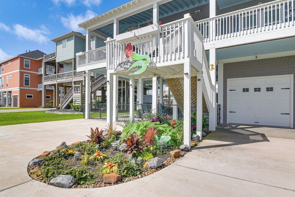 2 Blocks to Shore: Crystal Beach House w/ Yard!