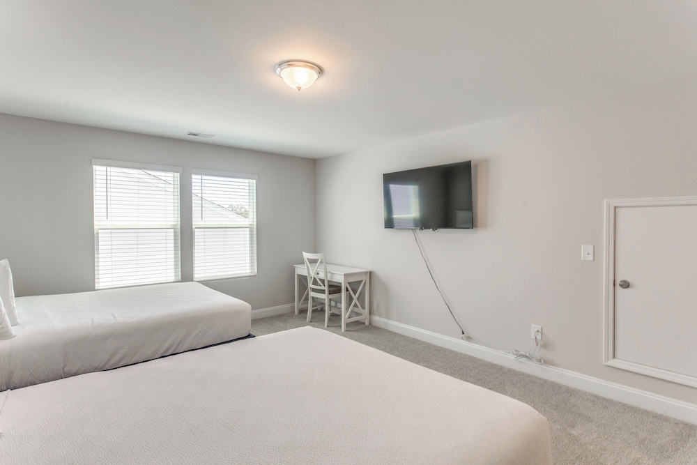 4 Mi to Beaches: Sleek Retreat in Ocean Isle Beach