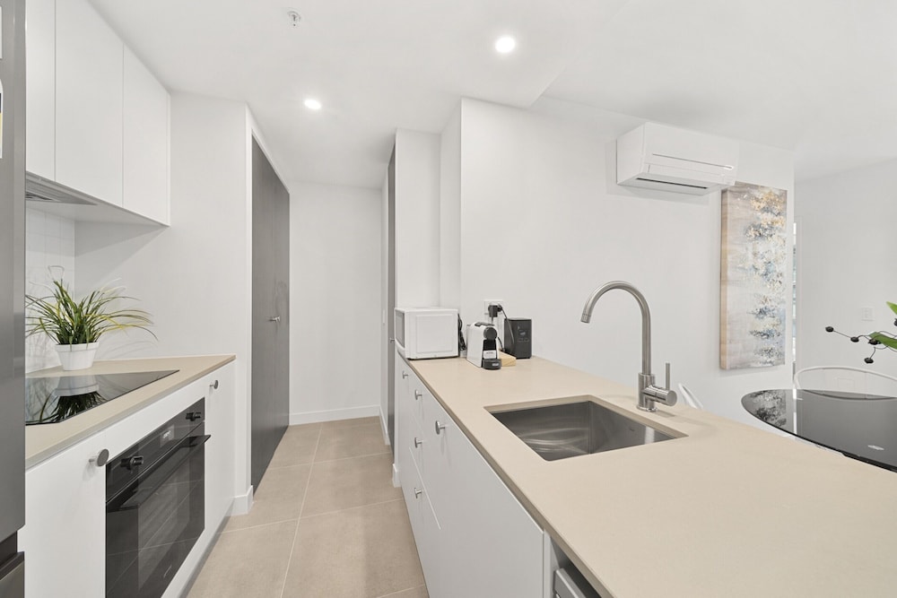 Phillip 2-bed: Chic Interiors, Amazing Amenities