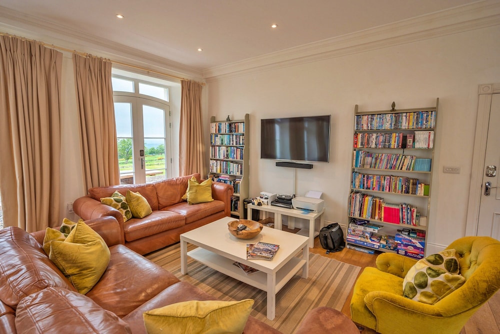 Self-catering Retreat With Pool, hot tub