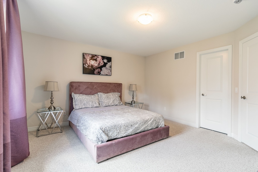 Modern 3BR 2BA Townhome in Lakeshore