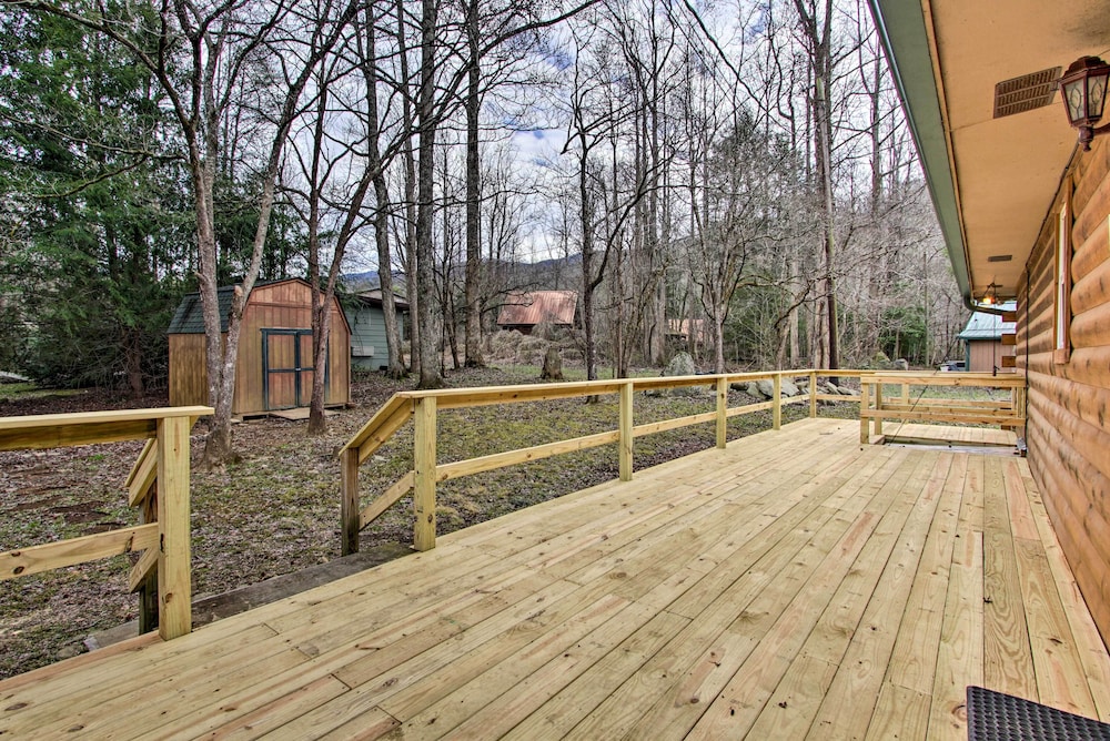 Gatlinburg Cabin: Hot Tub, Deck, Games