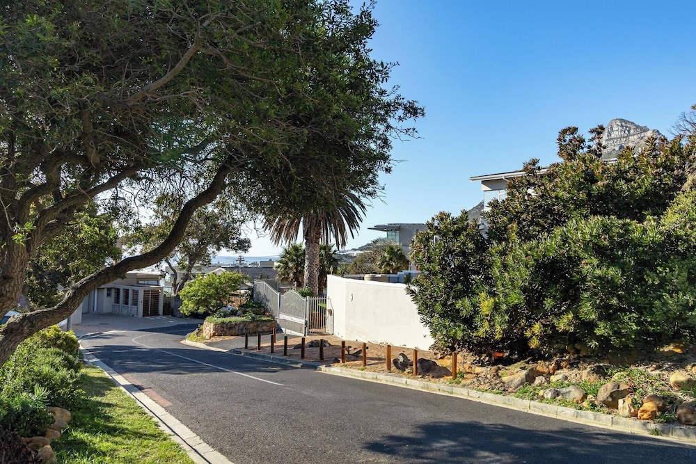 Charming Garden Cottage, Campsbay, Cape Town