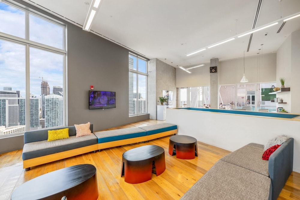 Cozy Downtown Pad- Luxe Rooftop Pool gym and More
