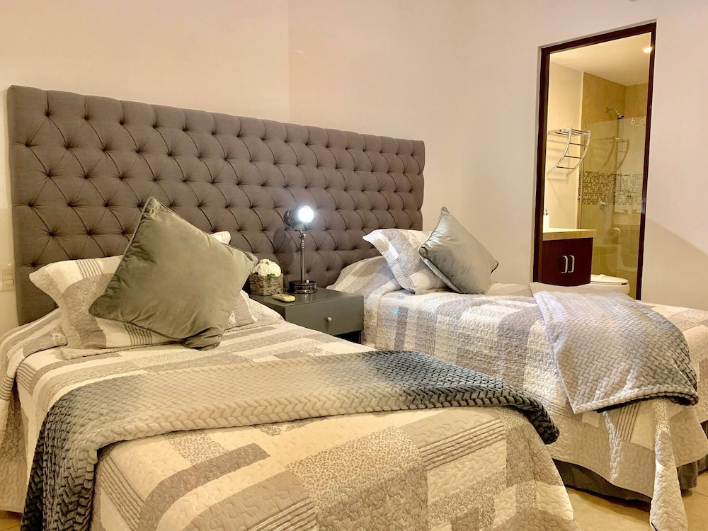 Sleeps 4-6-amazing 2 Bedroom Ph With Bbq & Jacuzzi