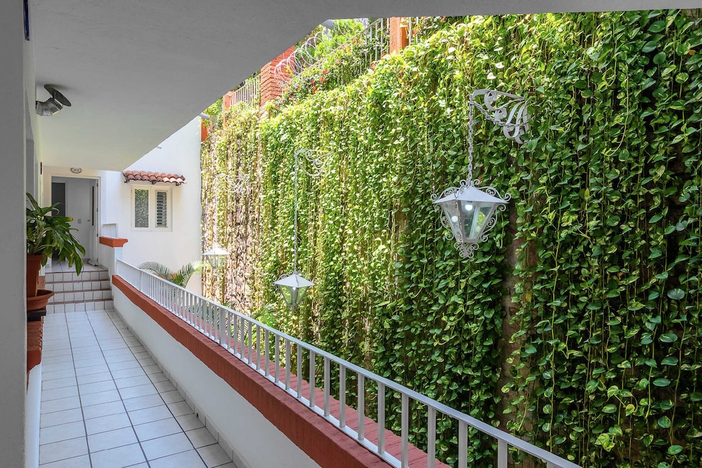 WIVC Alta Vista Condo - Stunning Views, Close to the Beach & Romantic Zone view 3