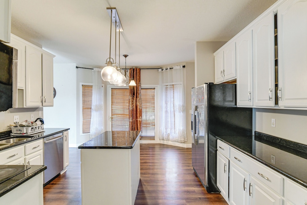 Des Moines Suburb Stay w/ Spacious Layout & Deck!