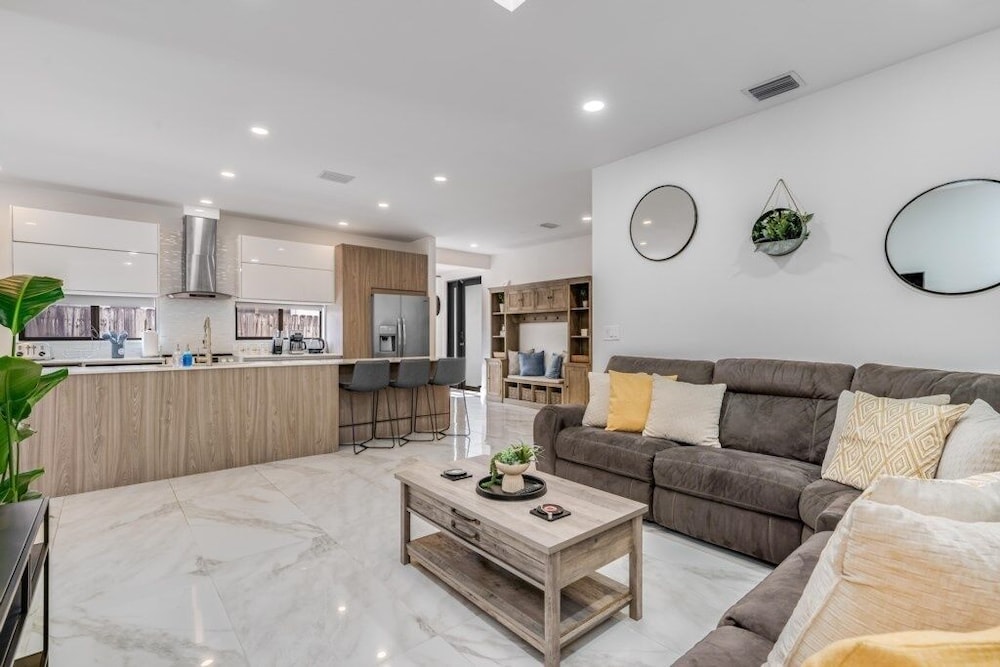 Fox Sonata Downtown Pool House 3 Bedroom Home
