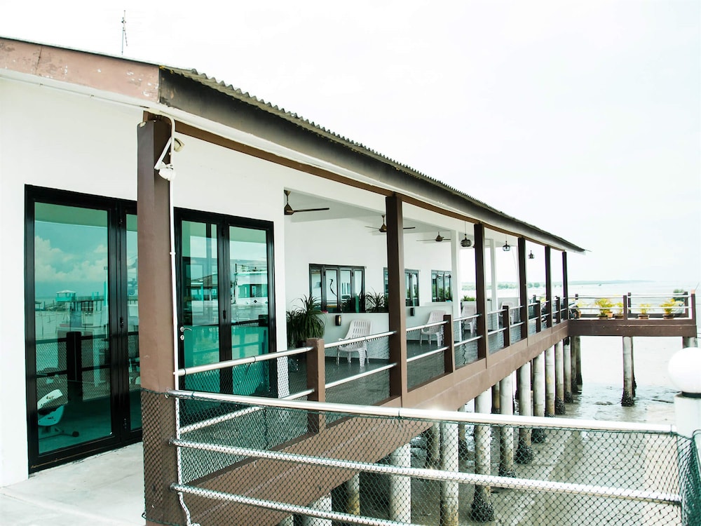 Kukup Xiang Holiday Home