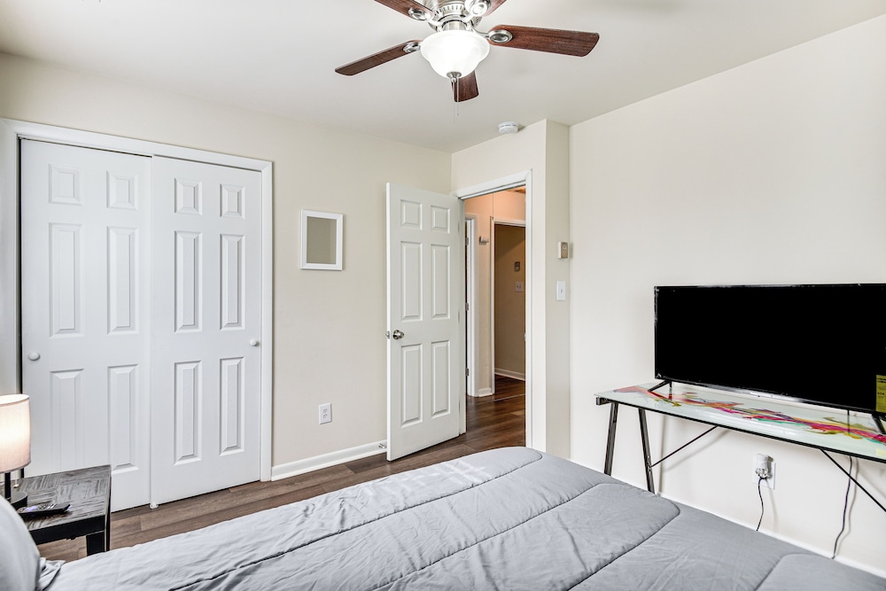 3 Mi to Huntington Beach: Hampton Family Home!
