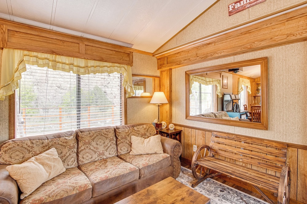 Creekside Cabin w/ Deck & Views in Panguitch!