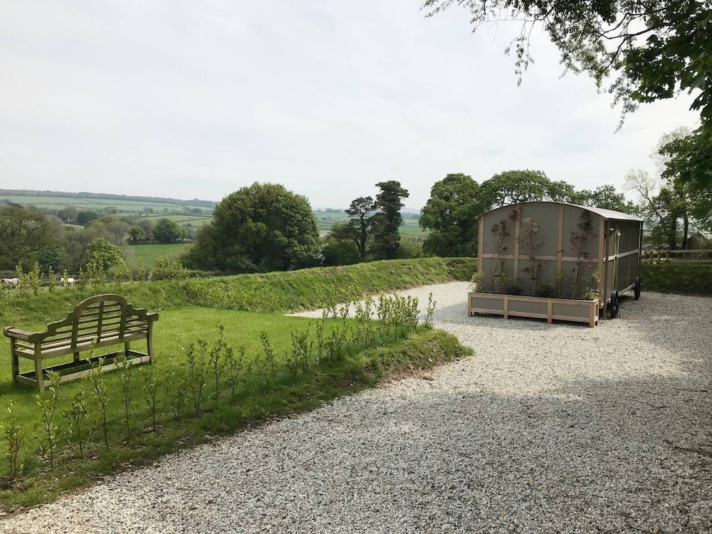 Tavistock Vacations - 5 Luxury Shepherds Hut Mobile Home - Property Image 1
