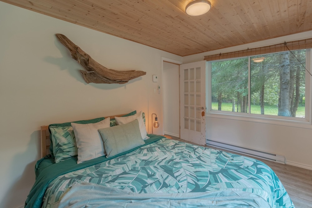 The Phoenix - Riverside Chalet With Beach